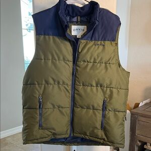 Orvis Men's Two-Tone Puffer Vest in Olive and Navy